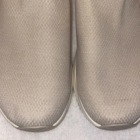 New balance, beige,/Tan slip On Sneakers size 9 - Picture 4 of 11